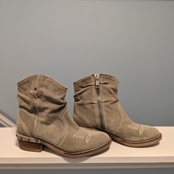 Sundance Boots - Picture 1 of 8